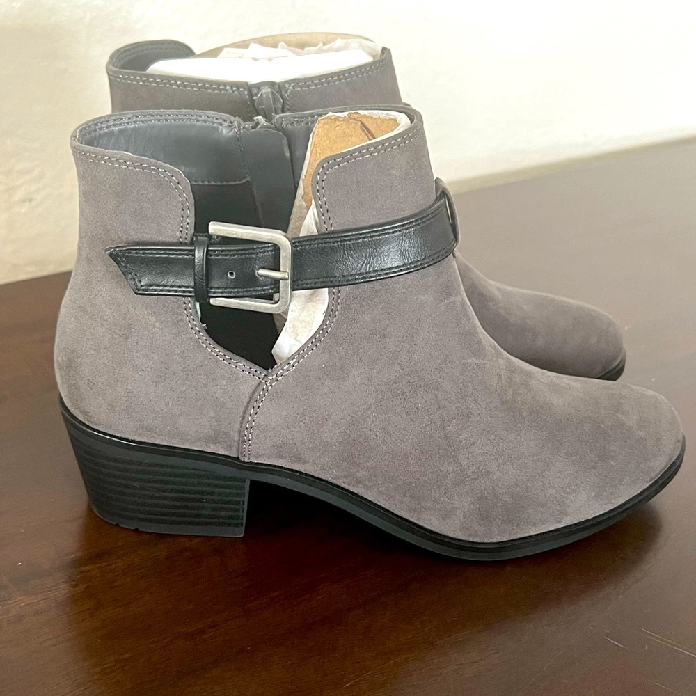 Never been worn, Size 8.5 gray booties